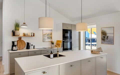 Raimund - 600M from the Sea: Countertop, Køkken, Indretning, Møbel, Gulvbelægning, Køkken Apparat, Lysarmatur, Cabinetry, Loft, Etage