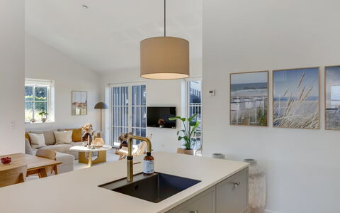 Raimund - 600M from the Sea: Møbel, Indretning, Gulvbelægning, Countertop, Etage, Loft, Lysarmatur, Køkken, Træ, Cabinetry