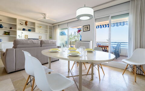 Helios: Møbel, Indretning, Gulvbelægning, Etage, Bord, Træ, Stol, Loft, Køkken & Spisebord, Spisestue