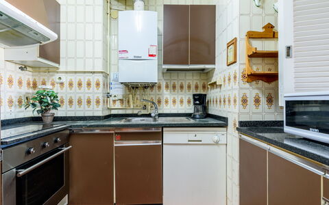 Helios: Køkken, Køkken Apparat, Større Bandage, Countertop, Gulvbelægning, Træ, Komfur, Cabinetry, Husholdningsapparat, Indretning