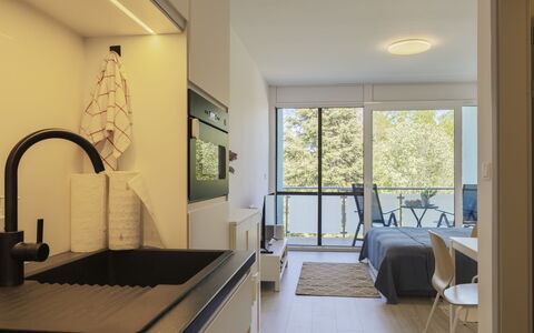 Gárdonyi Garden: Indretning, Træ, Gulvbelægning, Møbel, Køkken, Loft, Etage, Countertop, Værelse, Lejlighed