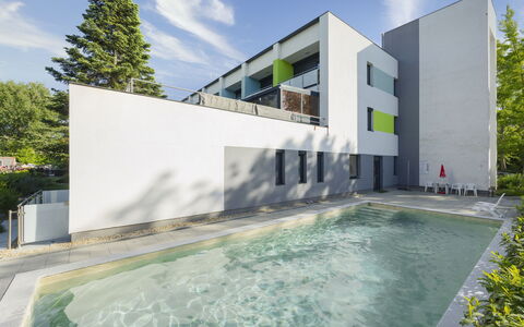 Gárdonyi Garden: Kompositmateriale, Svømmepøl, Design, Dagslys