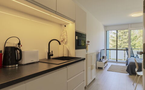 Gárdonyi Garden: Køkken, Indretning, Countertop, Gulvbelægning, Træ, Etage, Køkken Apparat, Møbel, Loft, Cabinetry