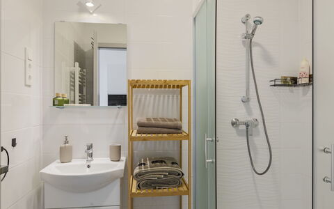 Gárdonyi Garden: Badeværelse, Sanitærarmatur, Indretning, Væg, Gulvbelægning, Etage, Toilet, Badeværelsesvask, Håndvask, Tap