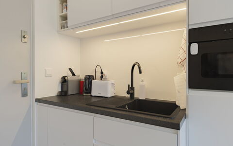Gárdonyi Garden: Køkken, Countertop, Køkken Apparat, Indretning, Køkkenvask, Sanitærarmatur, Cabinetry, Større Bandage, Tap, Håndvask