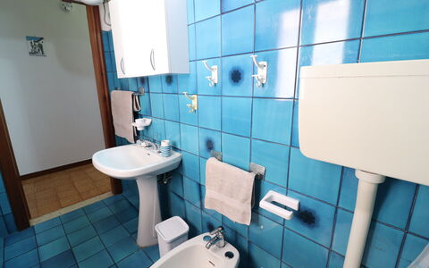 Margherita: Gulvbelægning, Etage, Sanitærarmatur, Indretning, Møbel, Badeværelsesvask, Tap, Badeværelse, Håndvask, Vvs