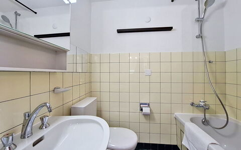 Saphir: Badeværelse, Badeværelsesvask, Sanitærarmatur, Indretning, Gulvbelægning, Håndvask, Etage, Tap, Toilet, Vvs