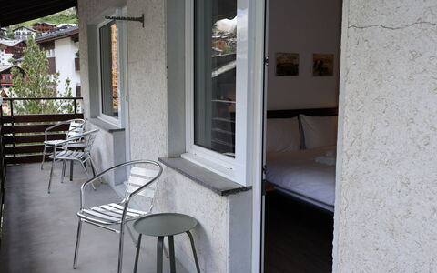 Saphir: Møbel, Indretning, Etage, Stol, Hårdttræ, Udendørs Møbler, Bejdse, Dagslys, Altan, Home Dør