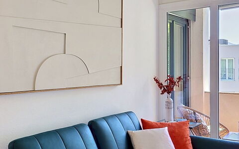 Apt. City Stay Lugano: Møbel, Couch, Indretning, Stue, Komfort, Throw Pillow, Pude, Pude, Kaffebord
