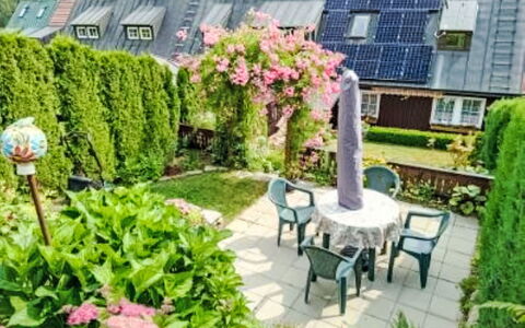 Herlíkovice: Busk, Hus, Hjem, Have, Sommerhus, Gård, Lawn, Backyard, Landscaping, Stueplante