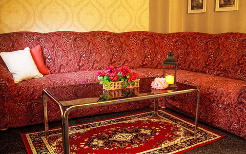 Herlíkovice: Møbel, Couch, Rød, Indretning, Textile, Stue, Gulvbelægning, Etage, Lyserød