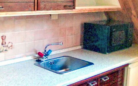 Herlíkovice: Træ, Køkken, Køkkenvask, Gulvbelægning, Countertop, Cabinetry, Sanitærarmatur, Etage, Håndvask, Tap