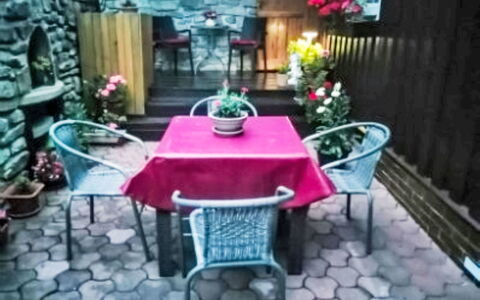 Herlíkovice: Møbel, Stol, Udendørs Bord, Blomsterkrukke, Stueplante, Blomsterhandlere, Udendørs Møbler, Dug, Kaffebord