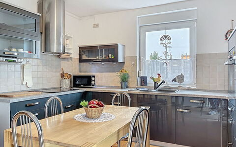 Ankerplatz: Møbel, Køkken, Countertop, Køkken Apparat, Indretning, Cabinetry, Gulvbelægning, Lysarmatur, Større Bandage, Belysning