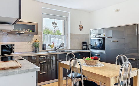 Ankerplatz: Møbel, Køkken, Køkken Apparat, Countertop, Cabinetry, Indretning, Gulvbelægning, Træ, Stol, Større Bandage