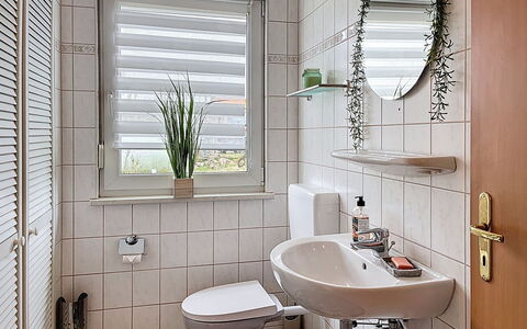 Ankerplatz: Badeværelse, Sanitærarmatur, Badeværelsesvask, Indretning, Håndvask, Gulvbelægning, Toilet, Tap, Vvs, Toiletbræt
