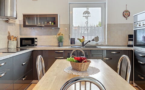 Ankerplatz: Møbel, Køkken, Countertop, Køkken Apparat, Cabinetry, Indretning, Gulvbelægning, Træ, Lysarmatur, Hjem
