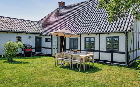 Olufdine - 350M from the Sea: Græs, Tag, Hus, Sommerhus, Hjem, Land Lot, Lawn, Stuehus, Have, Skygge