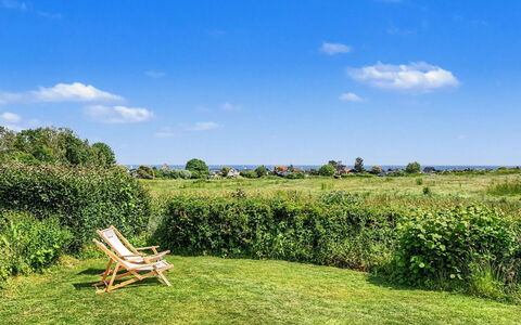 Olufdine - 350M from the Sea: Himmel, Blå, Grøn, Græs-, Busk, Land Lot, Almindeligt, Have, Lawn