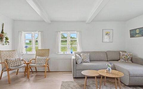 Olufdine - 350M from the Sea: Møbel, Indretning, Couch, Gulvbelægning, Etage, Træ, Stue, Værelse, Bord, Loft