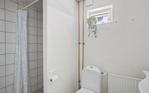Olufdine - 350M from the Sea: Væg, Sanitærarmatur, Gulvbelægning, Etage, Toiletbræt, Toilet, Badeværelse, Håndvask, Indretning, Vvs