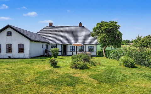 Olufdine - 350M from the Sea: Græs, Bygning, Hus, Tag, Hjem, Sommerhus, Almindeligt, Lawn, Boligområde
