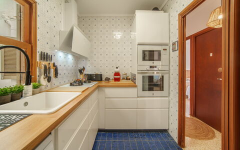 Near the Sea: Køkken, Køkken Apparat, Countertop, Større Bandage, Indretning, Gulvbelægning, Cabinetry, Træ, Komfur, Etage