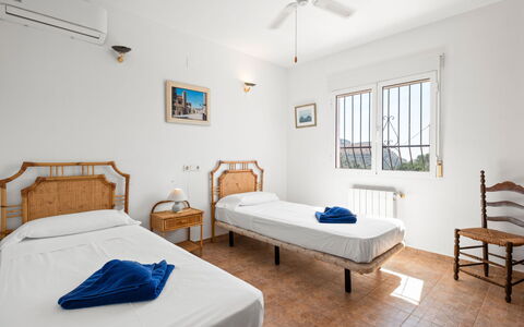Blake: Møbel, Lejlighed, Bed Frame, Soveværelse, Seng, Hotel, Sengetøj, Sovesal, Madras, Hostel