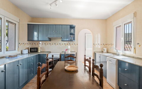 Blake: Møbel, Indretning, Cabinetry, Køkken, Gulvbelægning, Countertop, Træ, Loft, Etage, Belysning