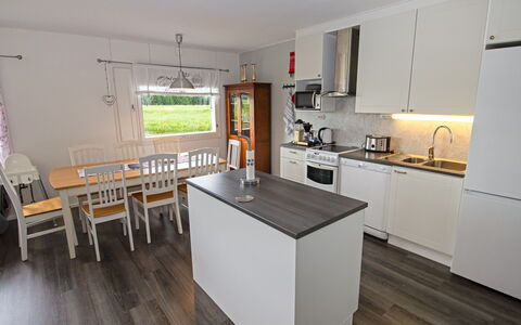 Koto: Gulvbelægning, Køkken, Træ, Møbel, Trægulve, Countertop, Etage, Indretning, Cabinetry, Køkken Apparat