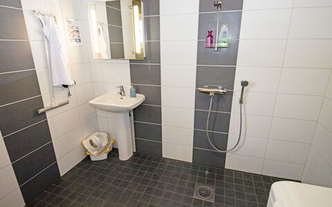 Koto: Gulvbelægning, Sanitærarmatur, Badeværelse, Etage, Toilet, Indretning, Vvs, Toiletbræt, Flise, Bruser