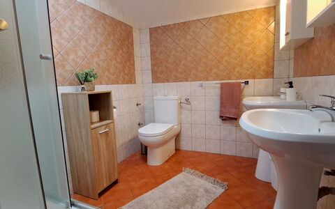 Kristalis: Badeværelsesvask, Badeværelse, Sanitærarmatur, Gulvbelægning, Toiletbræt, Håndvask, Etage, Toilet, Indretning, Tap