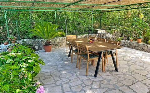 Orba: Flise, Have, Skygge, Udendørs Møbler, Backyard, Eco Hotel, Stol, Udvej, Blomsterkrukke, Landscaping