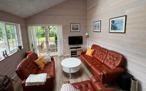 Fridel - 400M from the Sea: Træ, Hjem, Sommerhus, Couch, Stue, Dør, Sidespor, Hårdttræ, Bjælkehytte