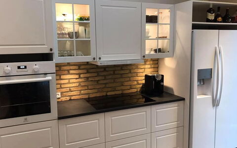 Fridel - 400M from the Sea: Cabinetry, Køkken, Køkken Apparat, Gulvbelægning, Countertop, Større Bandage, Indretning, Skab, Møbel, Skuffe