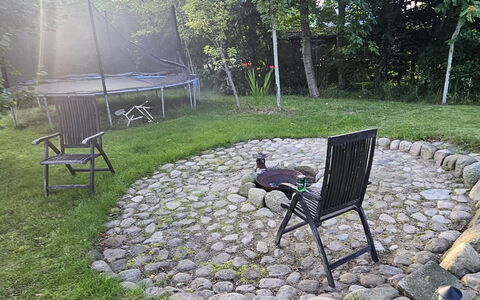 Fridel - 400M from the Sea: Græs, Have, Bunddække, Cobblestone, Lawn, Flise, Backyard, Gård, Landscaping