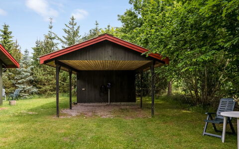 Ritte - from the Sea: Græs, Træ, Land Lot, Landdistrikt, Skur, Skygge, Garden Bygninger, Sommerhus, Have, Gård