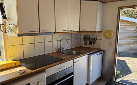 Haley - 380M from the Sea: Køkken, Køkken Apparat, Countertop, Gulvbelægning, Større Bandage, Køkkenvask, Træ, Etage, Indretning, Cabinetry