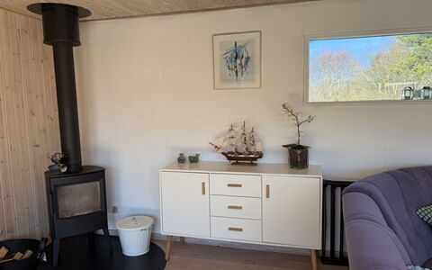 Haley - 380M from the Sea: Gulvbelægning, Træ, Indretning, Etage, Møbel, Belysning, Værelse, Husholdningsapparat, Trægulve, Bejdse
