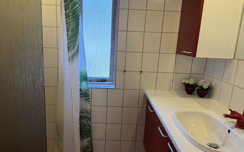 Haley - 380M from the Sea: Gulvbelægning, Badeværelsesvask, Etage, Sanitærarmatur, Indretning, Badeværelsesskab, Håndvask, Badeværelse, Vvs, Værelse
