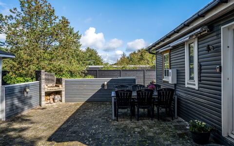 Haley - 380M from the Sea: Busk, Hjem, Sommerhus, Bunddække, Have, Garden Bygninger, Sidespor, Estate, Lawn, Gård