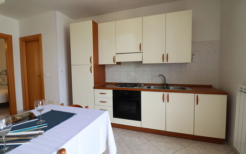 Marta: Gulvbelægning, Træ, Møbel, Køkken, Etage, Indretning, Køkken Apparat, Større Bandage, Countertop, Cabinetry