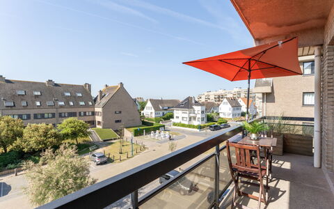 Zandstuyver with Balcony: Bygning, Boligområde, Lejlighed, Kvarter, Stad, Facade, Arkitektur, Hjem, Urban Design, Altan