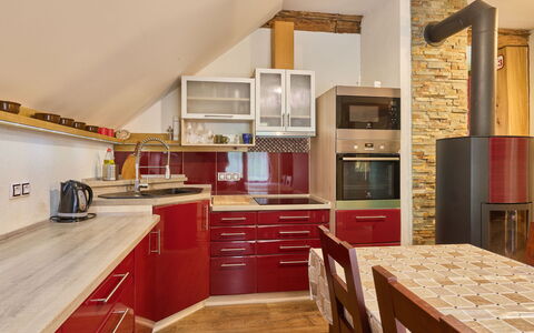 Stodola: Køkken, Indretning, Møbel, Gulvbelægning, Countertop, Træ, Etage, Cabinetry, Loft, Køkken Apparat