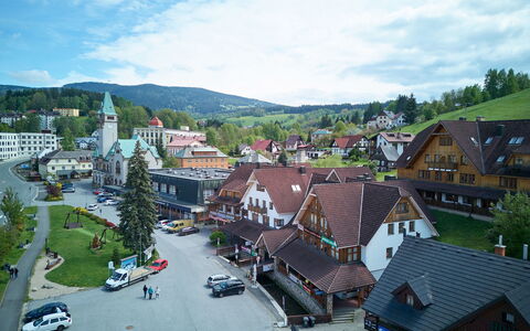 Stodola: Bygning, Hus, Boligområde, Stad, Arkitektur, Hjem, Tag, Sky, Menneskelig Bosættelse, Forstad