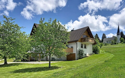 Sonne: Bygning, Hus, Sommerhus, Hjem, Busk, Land Lot, Menneskelig Bosættelse, Landdistrikt, Lawn, Stuehus