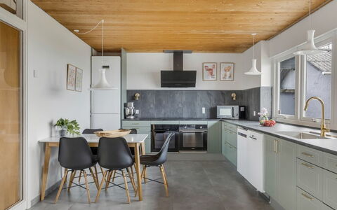 Alena - 50M to the Fjord: Køkken, Countertop, Møbel, Gulvbelægning, Indretning, Træ, Loft, Køkken Apparat, Lysarmatur, Cabinetry
