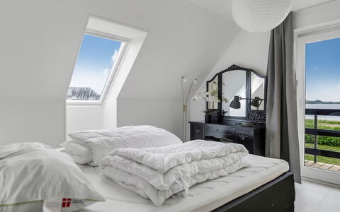 Alena - 50M to the Fjord: Møbel, Soveværelse, Seng, Indretning, Loft, Sengetøj, Sengetøj, Etage, Hjem, Sengetøj