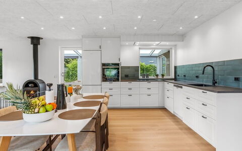 Aischa - 1.5Km from the Sea: Køkken, Gulvbelægning, Countertop, Indretning, Træ, Møbel, Etage, Køkken Apparat, Loft, Trægulve