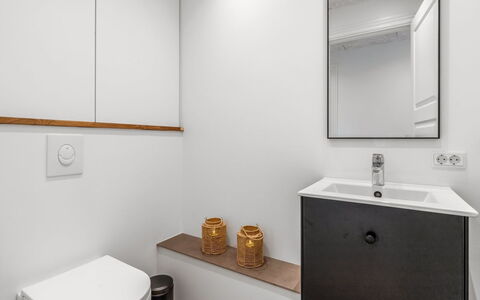 Aischa - 1.5Km from the Sea: Væg, Gulvbelægning, Sanitærarmatur, Indretning, Etage, Badeværelse, Toiletbræt, Toilet, Badeværelsesskab, Tap